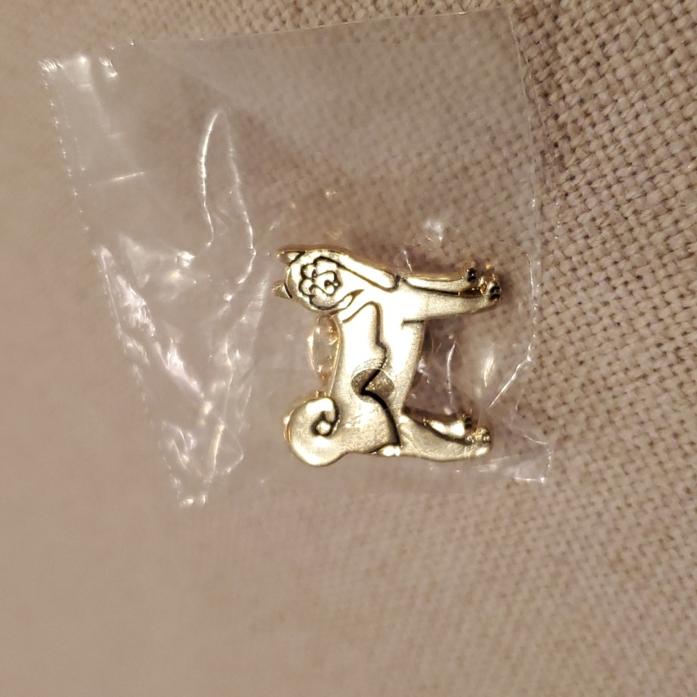 Burberry Gold Dog Charm Pin - Picture 1 of 5